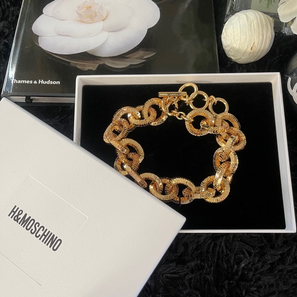 Moschino x H&M  Gold Pleated Chain Necklace - Picture 3 of 7